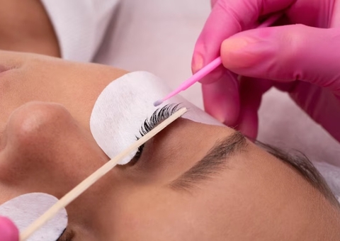 Especialista alerta sobre riscos de contaminação ao fazer extensão de cílios