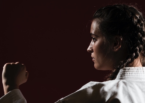 Lutadora de 16 anos imobiliza assediador com mata-leão dentro de ônibus