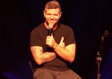 Victor Sarro volta a Manaus com o show 'A 5ª série ainda vive!'