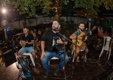 Grupo 3 Gatos Pingados comanda roda de samba em Manaus