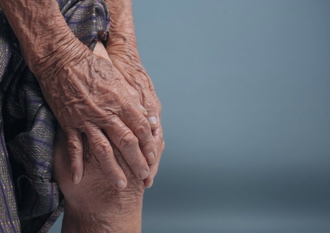 Especialista alerta que idosos sofrem mais com a trombose; conheça sintomas