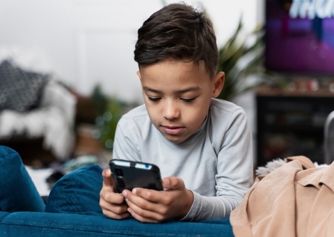 Uso de telas pode causar 'demência digital' em crianças, alerta neurocirurgião