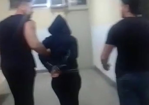 Mãe de menino que teve 8 costelas quebradas por causa de bagunça é presa