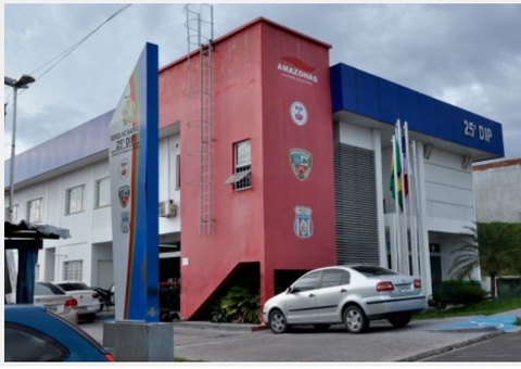 Homem furta fios elétricos em delegacia de Manaus