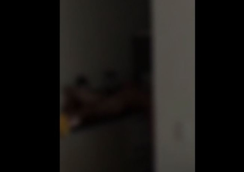 Família se apavora ao encontrar desconhecido pelado sobre a pia durante café da manhã