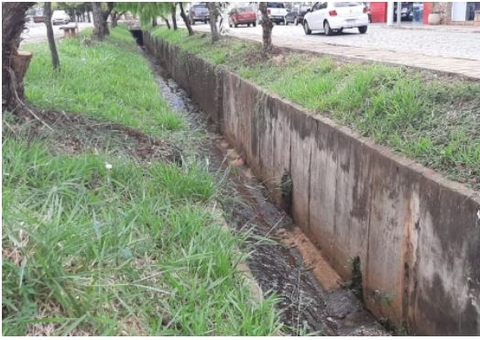 Vídeo mostra mulher jogando filho em córrego; bebê morreu