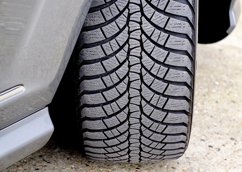 Pai mata atropelado filho de 2 anos ao tirar carro da garagem