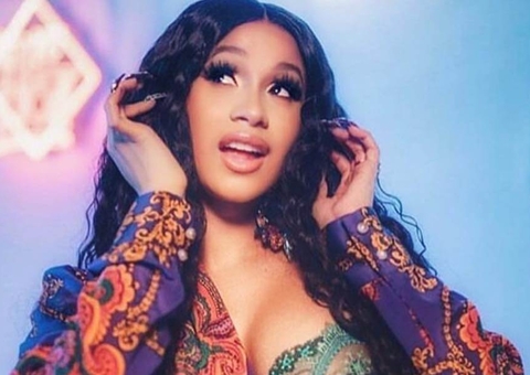 Rapper Cardi B revela segunda gravidez e mostra barrigão durante premiação