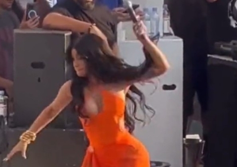 Cardi B arremessa microfone em fã após ser atingida por bebida; vídeos