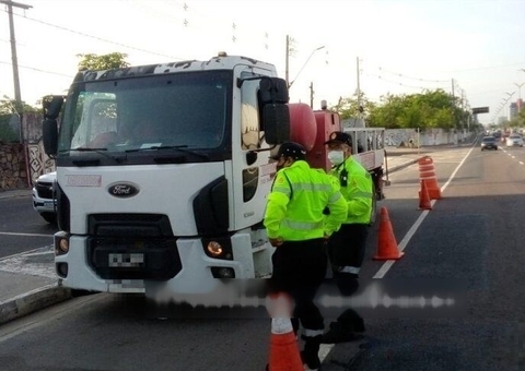 Operação Carga Pesada fiscaliza caminhões e carretas em avenidas de Manaus