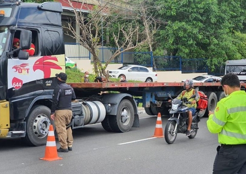 Operação Carga Pesada fiscaliza caminhões no entorno do Porto Chibatão