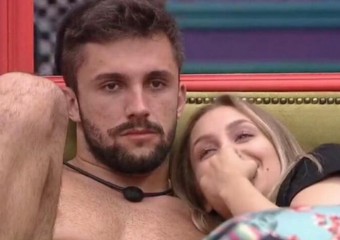 Após ser esnobada, Carla movimenta edredom com Arthur no BBB21