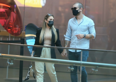 Carla Diaz e namorado são clicados aos beijos durante passeio em shopping