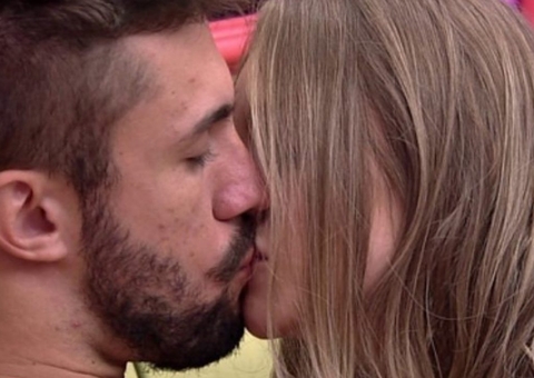 Carla e Arthur protagonizam cenas quentes debaixo do edredom no BBB21
