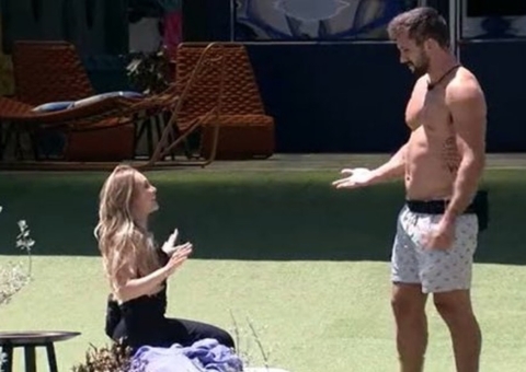 BBB21: Sem saber de tudo, Carla ajoelha e se declara para Arthur 