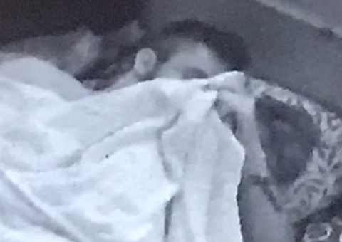 BBB21: Atracados, Carla e Arthur se masturbam e web aponta sexo oral