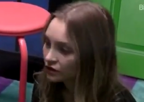 Camilla tenta alertar Carla sobre Arthur e atriz revela porque se ajoelhou