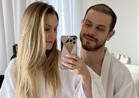 Carla Diaz deixa detalhe indiscreto aparecer em quarto de hotel com namorado