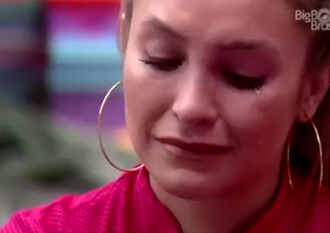 Carla Diaz flagra conversa escondida na despensa e cai no choro