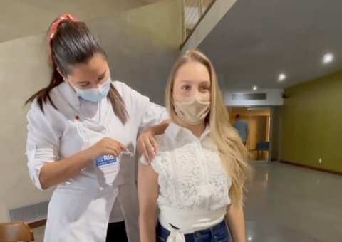 Aos 30 anos, Carla Diaz é vacinada contra covid-19