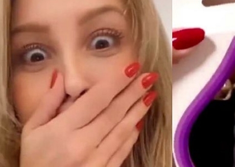 Fãs dão vibrador de presente a Carla Diaz: 'é sério isso?'