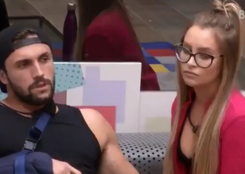 Arthur e Carla têm DR e clima fica tenso entre o casal: 'pareceu minha mãe'