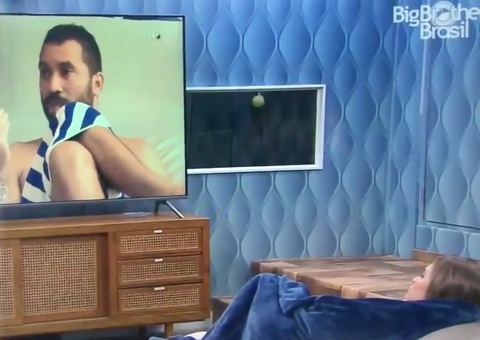 BBB21: Carla pede para mudar de câmera e leva bronca da produção