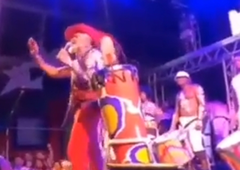 Carlinhos Brown interrompe gritos de Fora Bolsonaro durante show e é criticado