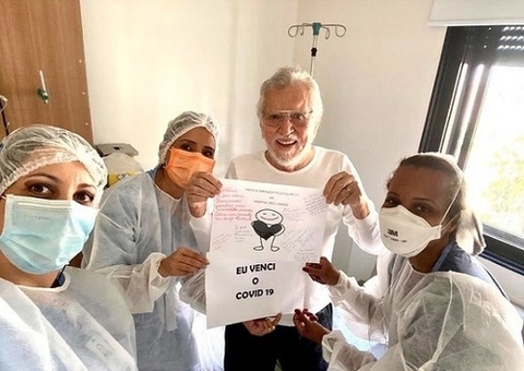Carlos Alberto de Nóbrega recebe alta após se recuperar da Covid-19