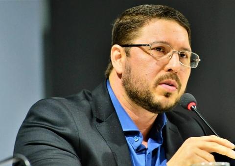 MPF acusa vice de improbidade, mas Carlos diz que denúncia é irresponsável