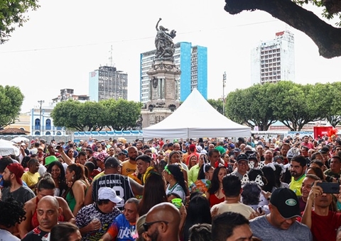 Banda da Bica e Difusora levam mais de 100 mil foliões ao Centro de Manaus