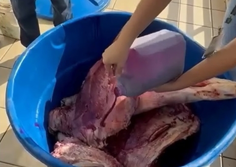 Estabelecimento é flagrado usando corante vermelho em carne estragada