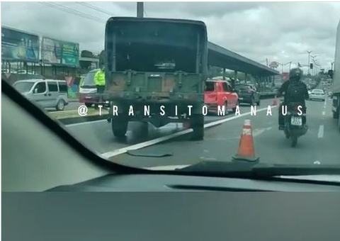 Carro do Exército se envolve em acidente com veículo de passeio em Manaus