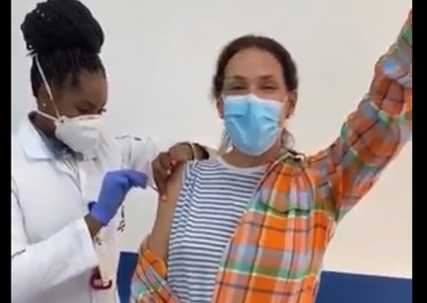 Carolina Ferraz grita ‘tô rica’ ao ser vacinada contra Covid-19