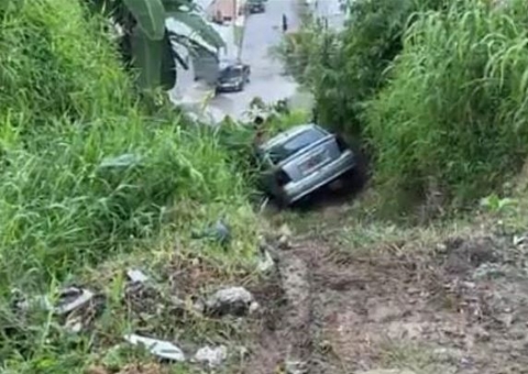 Carro cai em cratera após motorista perder o controle em Manaus