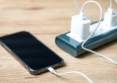 Apple é condenada por venda casada de celular e carregador em Manaus