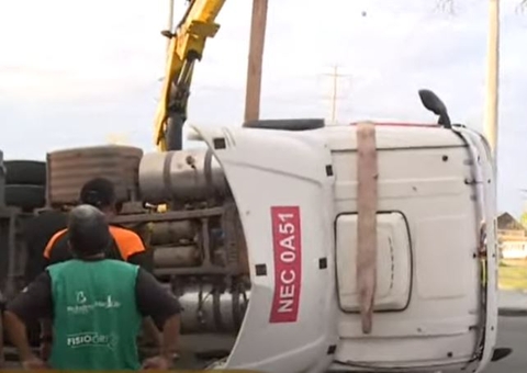Carreta tomba em rotatória e deixa homem ferido em Manaus