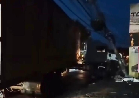 Carreta invade calçada, atinge poste e quase mata pedestre em Manaus