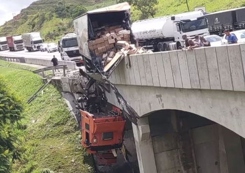 Motorista escapa da morte após cabine de caminhão ficar pendurada em viaduto