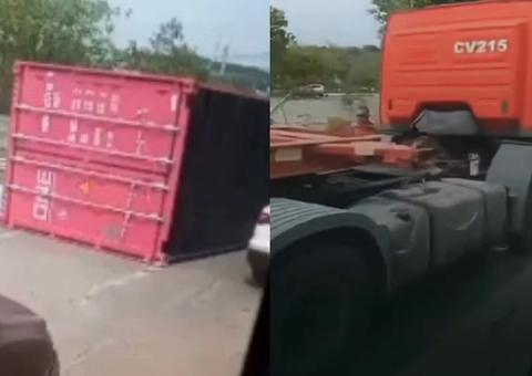 Contêiner despenca de carreta na Bola da Suframa  