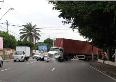Carreta bloqueia avenida e deixa trânsito caótico em Manaus