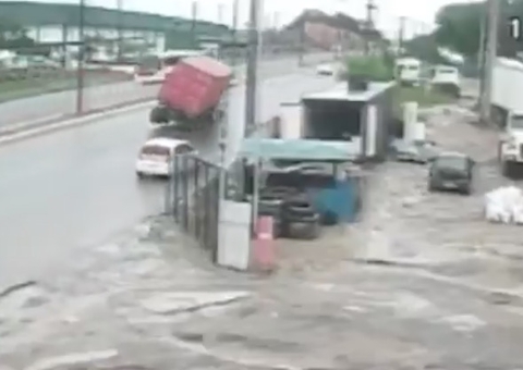 Vídeo impressionante mostra carreta tombando ao desviar de carro em Manaus