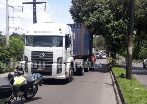 Carreta em pane deixa trânsito caótico em avenida de Manaus