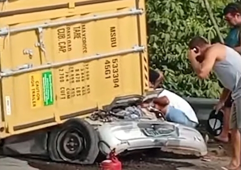 Carreta tomba sobre carro e deixa três mortos em rodovia no litoral de SP