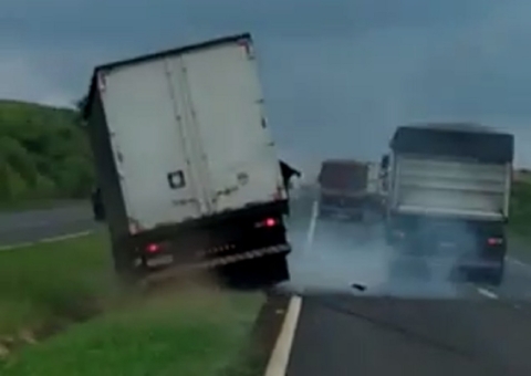 Carreta joga caminhão para fora da pista por vingança e quase causa tragédia