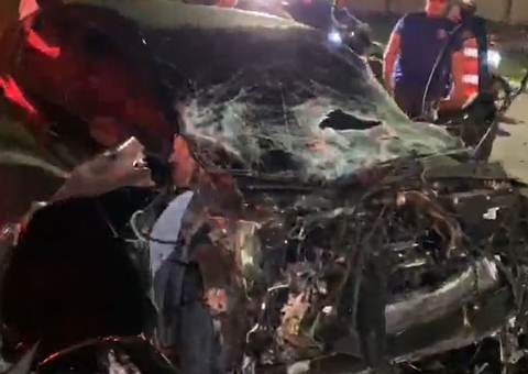 Homem fica ferido e carro destroçado em acidente com ônibus em Manaus