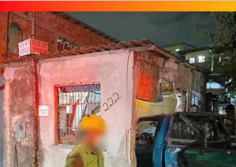 Motorista perde controle em ladeira e carro invade casa em Manaus