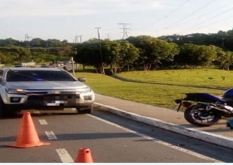 Motociclista fica ferido ao ser atropelado por carro em avenida de Manaus