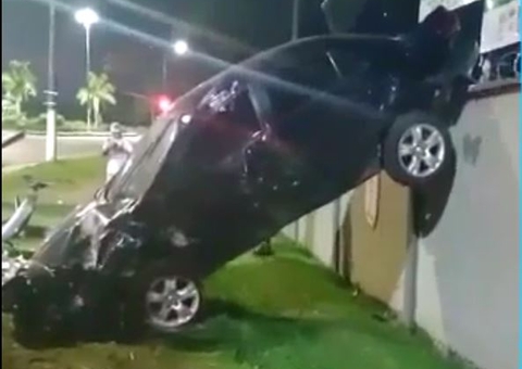 Vídeos: Carro 'voa' e deixa homem ferido em acidente inusitado em Manaus