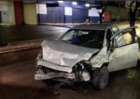 Motorista avança 'sinal vermelho' e causa grave acidente em avenida de Manaus